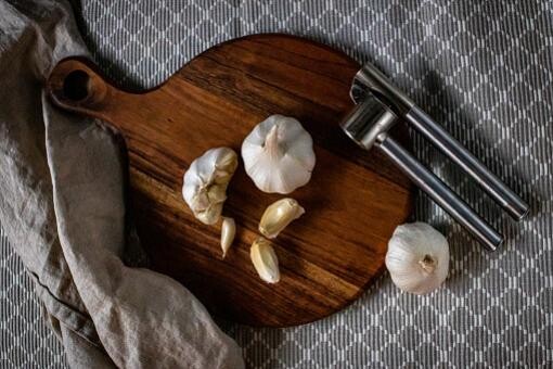 Zulay 2-in-1 Garlic Press Set Dual Function Garlic Mincer & Slicer - Garlic Crusher with Cleaning Brush & Silicone Garlic Tube Peeler